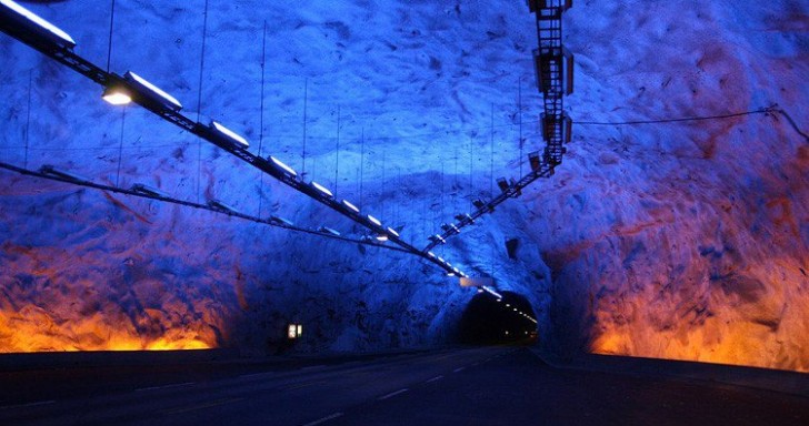 Le tunnel de Laerdal, en Norvège, s'enfonce dans les montagnes sur 24,5 kilomètres de long. Il a été construit en 1992 en enlevant environ 2 500 000 mètres cubes de roche.