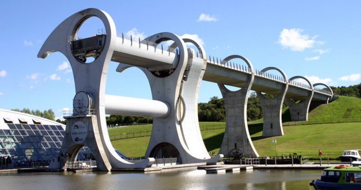 Le Falkirk Wheel, en Écosse, est un pont levant construit avec 1 200 tonnes d'acier dans les années 1930, capable de soulever au moins 8 bateaux à la fois.