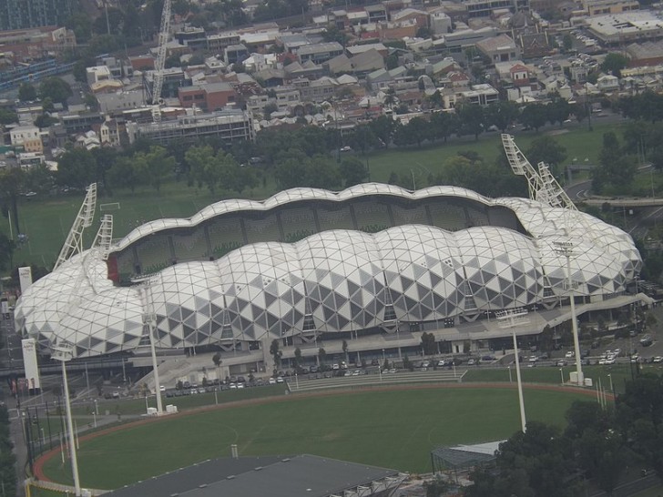ll tetto dello stadio di Melbourne è realizzato con materiali di scarto, raccoglie l'acqua piovana dal tetto e riduce al minimo il consumo di energia interna.