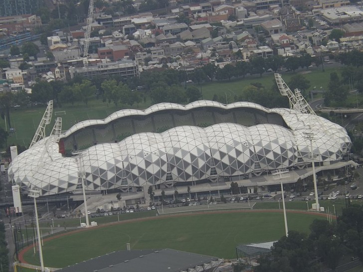 Het dak van het stadion van Melbourne is gemaakt van afvalstoffen, verzamelt regenwater van het dak en minimaliseert het interne energieverbruik.