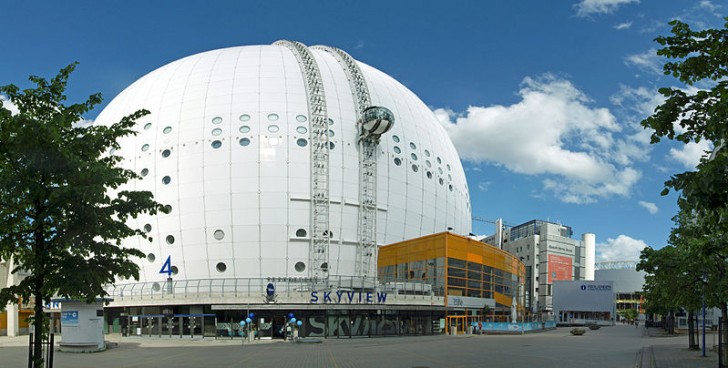 L'Ericsson Globe a Stoccolma è stato costruito nel 1989; con i suoi 605.000 metri cubi è l'edificio sferico più capiente del mondo intero.