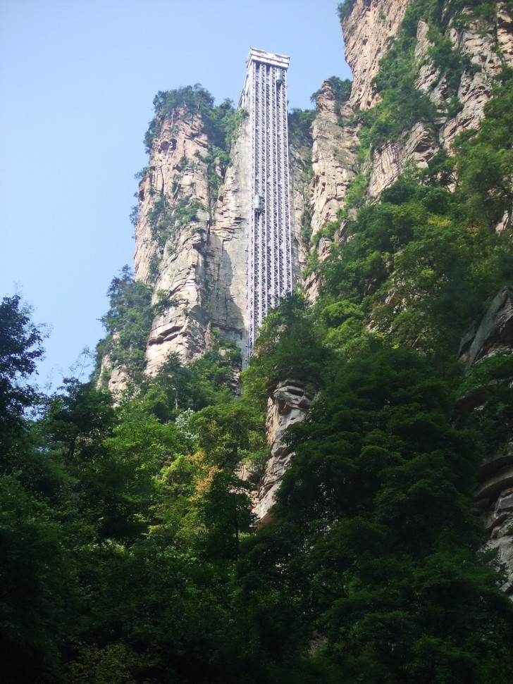 Der Bailong-Aufzug in China ist mit 326 Metern der höchste Außenaufzug der Welt. Er kann 50 Personen auf einer Fahrt und etwa 18.000 an einem Tag befördern.