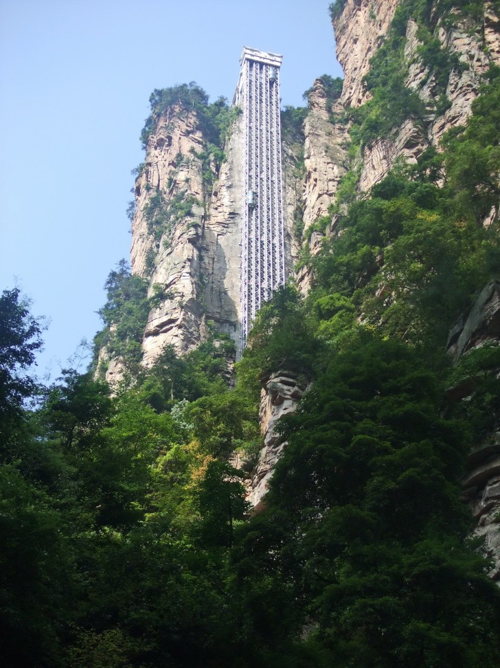 Le Bailong Elevator en Chine est l'ascenseur extérieur le plus haut du monde avec ses 326 mètres ; il peut transporter 50 personnes en un trajet et environ 18 000 personnes par jour.