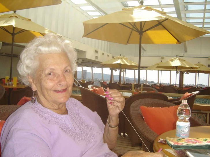 À 74 ans, elle vend sa maison et décide de vivre sur un bateau de croisière pour le restant de ses jours - RegardeCetteVideo.fr