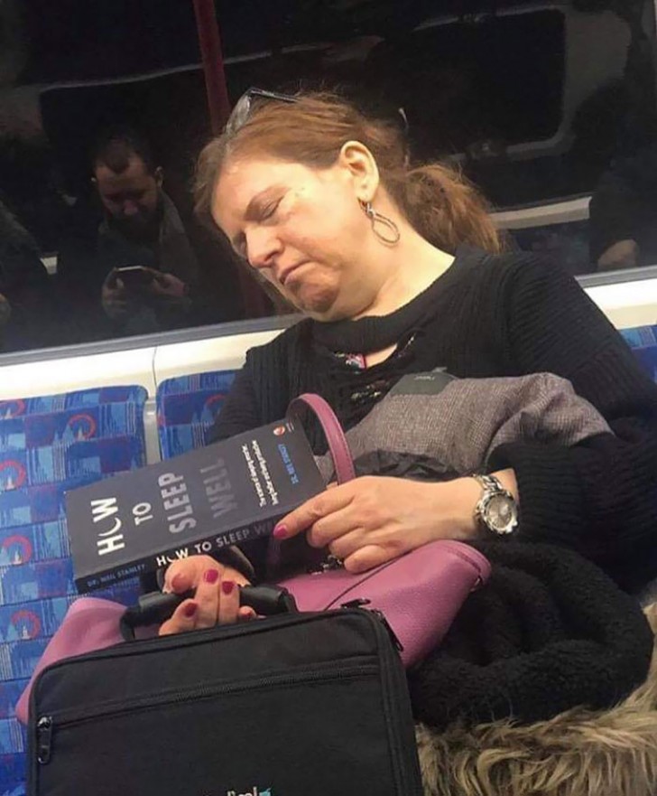 8. Das Buch, das sie las, trug den Titel "Wie man gut schläft"... es funktionierte!