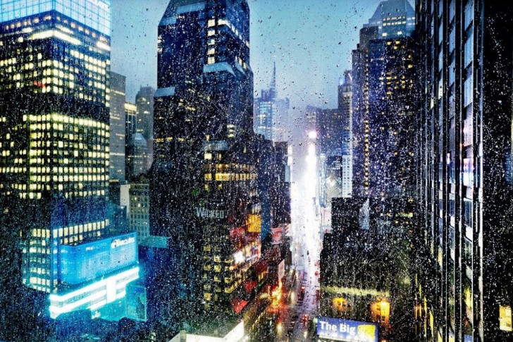 Die Schönheit der New Yorker Nachtwolkenkratzer im Regen