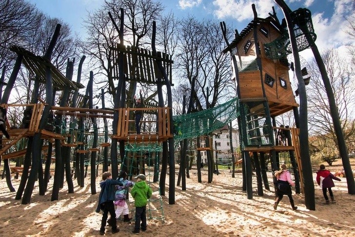 10. Ein Spielplatz, der perfekt in die Natur integriert ist!
