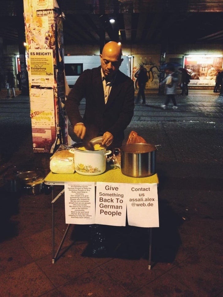 12. Een Syrische vluchteling kookt gratis maaltijden voor daklozen in Duitsland