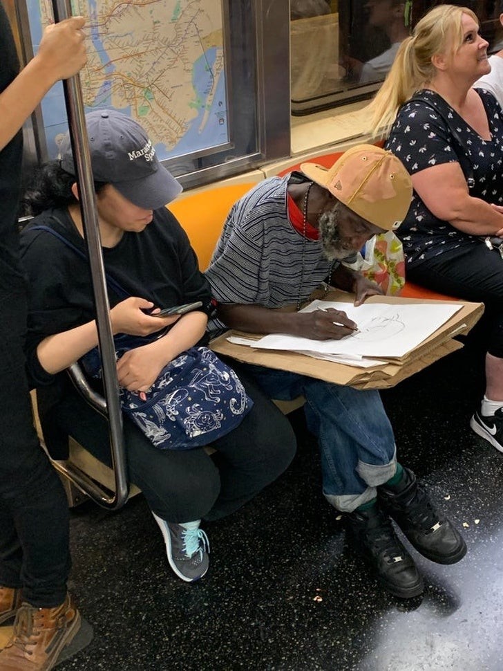 6. Cet homme dessine les gens qu'il rencontre dans le métro.