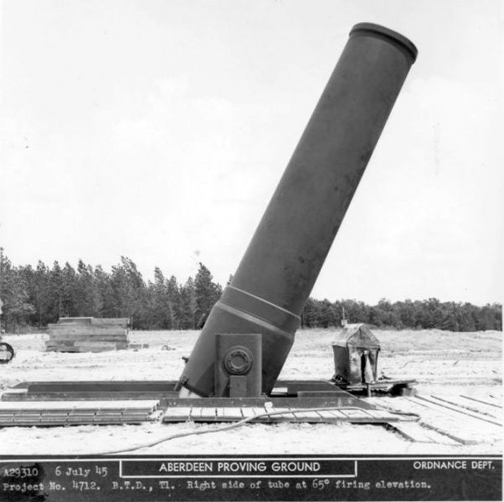 11. Un énorme mortier de la Seconde Guerre mondiale