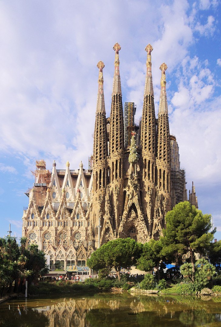13. La Sagrada Familia di Barcellona, con i suoi 172,5 metri di altezza, è uno dei più alti edifici religiosi del mondo