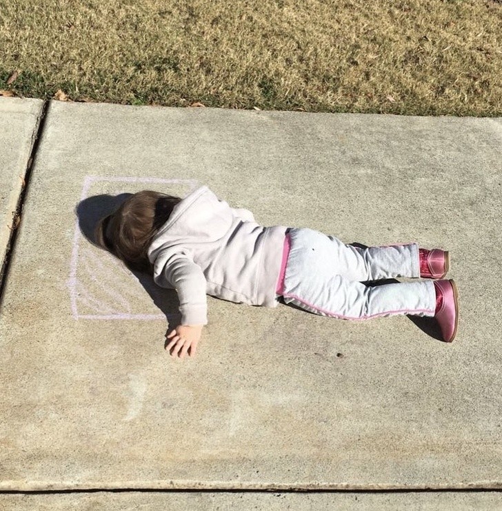 14. Ma fille de 2 ans a dessiné un oreiller avec de la craie sur le sol et s'est endormie.