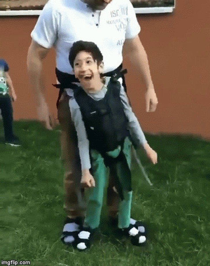 The joy of his paralyzed son who can now walk thanks to this device is irrepressible!
