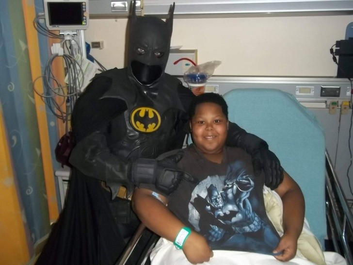 Este papá lleva alegría a los niños menos afortunados en el hospital vestido como el héroe de Batman