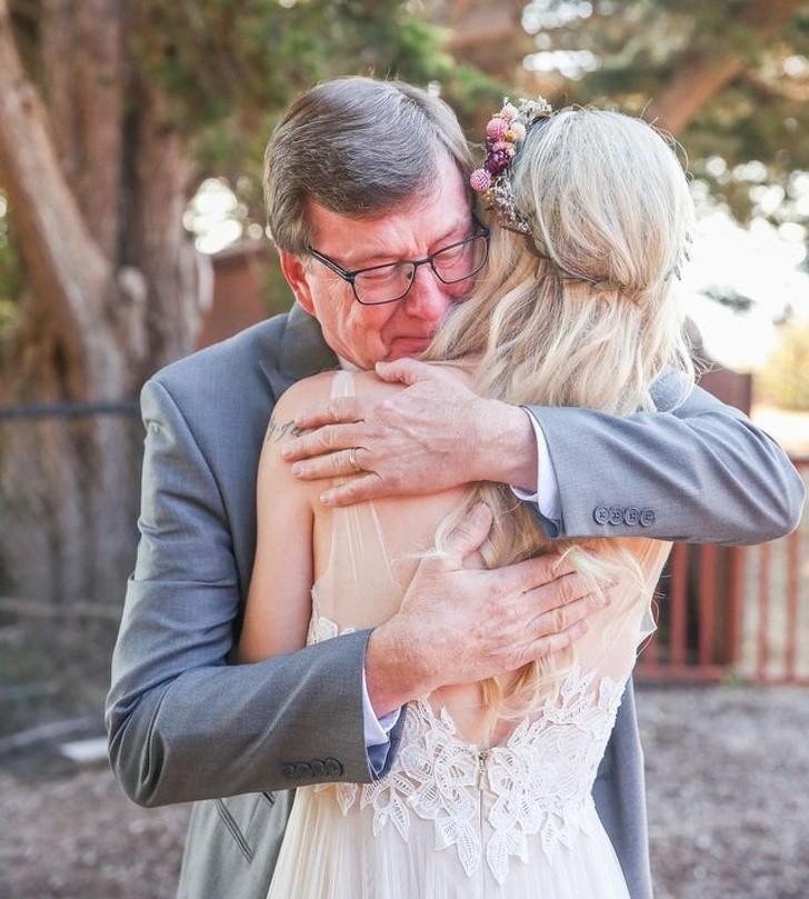 ¡Una novia verdaderamente afortunada de tener un padre tan afectuoso y orgulloso!