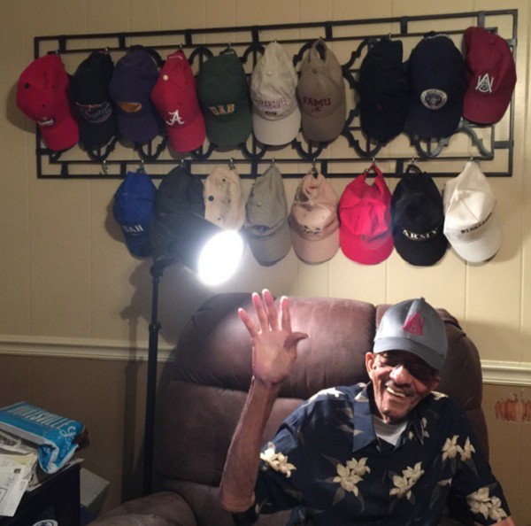 Deze lieve opa verzamelt alle hoeden van de universiteiten waar zijn kleinkinderen zijn aangenomen