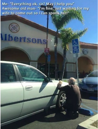 On dirait qu'il a des ennuis, mais en fait ce vieil homme attend sa femme caché derrière la voiture pour lui faire une surprise !