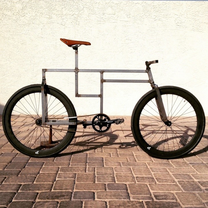 Una bicicletta fatta con tubi quadrati