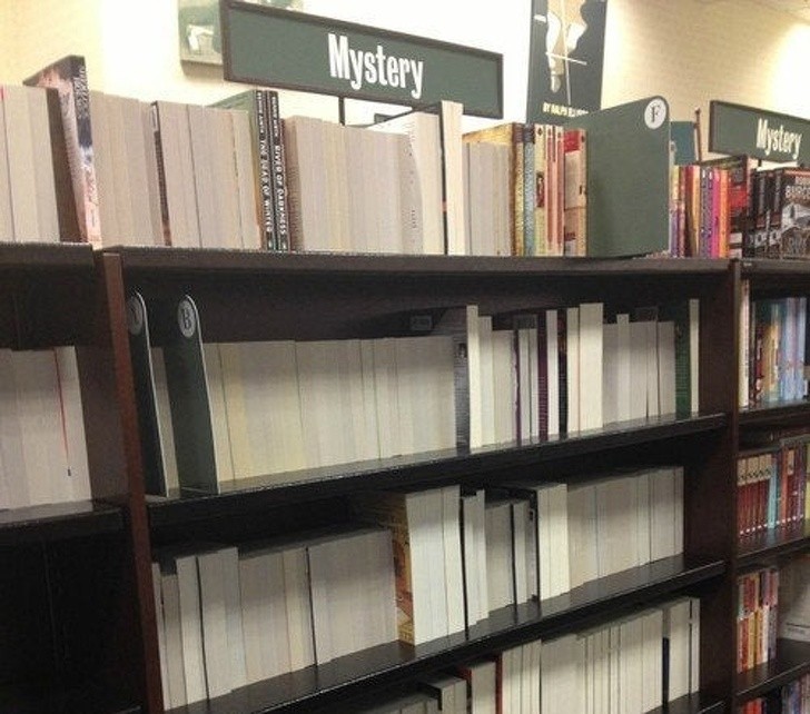 La section des livres de mystères à l'intérieur d'une géniale bibliothèque