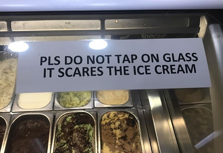 "S'il vous plaît, ne frappez pas sur le verre. Vous pourriez effrayer la glace."