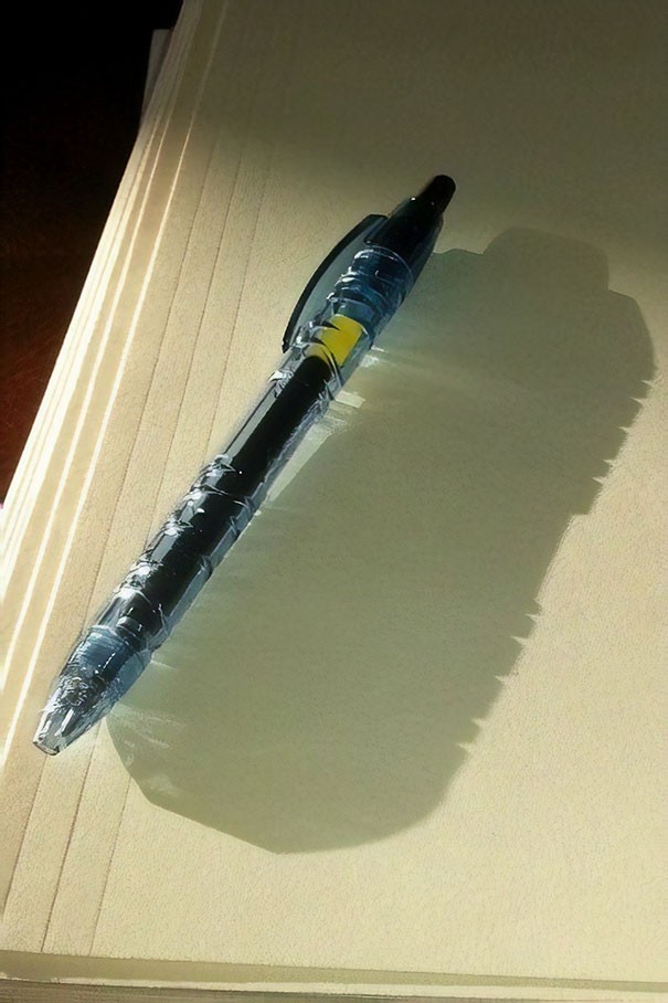 2. Regardez l'ombre de ce stylo fait de bouteilles en plastique recyclé... c'est proprement une bouteille !
