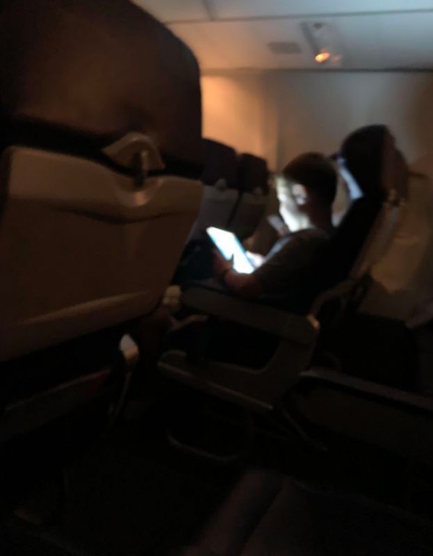 Deze jongen heeft de hele vlucht met zijn iPad gespeeld, met het geluid hard aan zonder hoofdtelefoon.