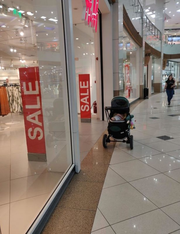Vergiss dein Baby vor dem Laden nicht, auch wenn es ruhig schläft!
