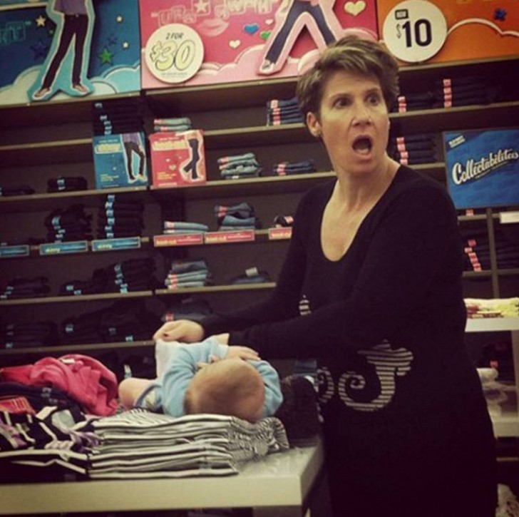 Un mamma "indignata" dello scatto dopo che ha cambiato il pannolino al suo bebé con noncuranza all'interno di un negozio