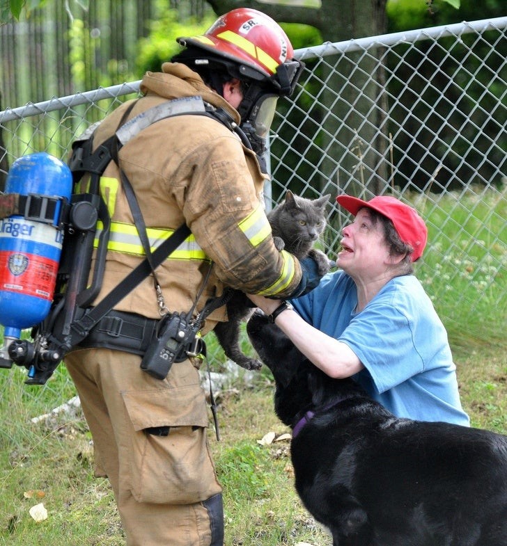 14. Een brandweerman redde de kat van deze vrouw die hem in tranen bedankte.