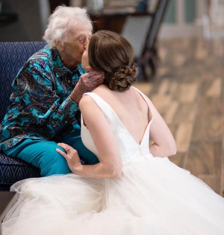 Se pone su vestido de novia para ir a visitar a la abuela de 102 años internada en un centro hospitalario