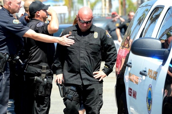 A policeman is moved by the funeral ceremony commemorating the dog who had accompanied him throughout his career.