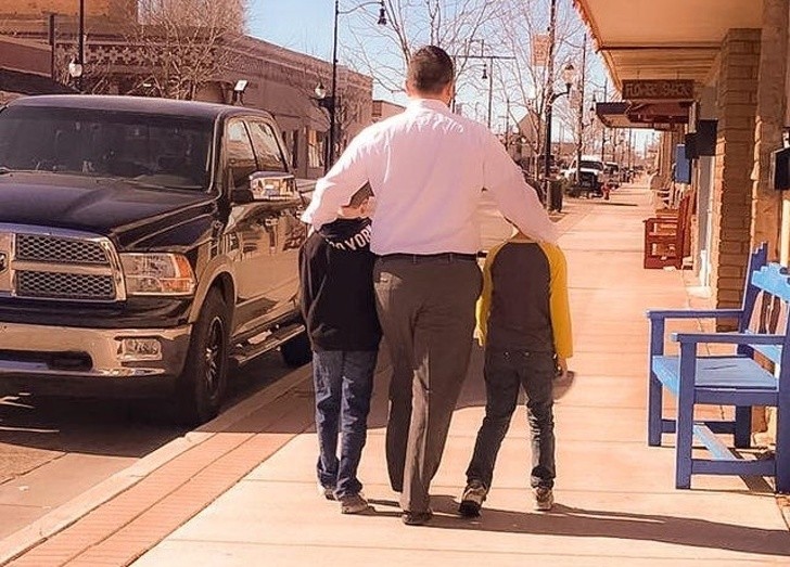 This dad hugs his two children after obtaining custody after a 10-year legal battle!