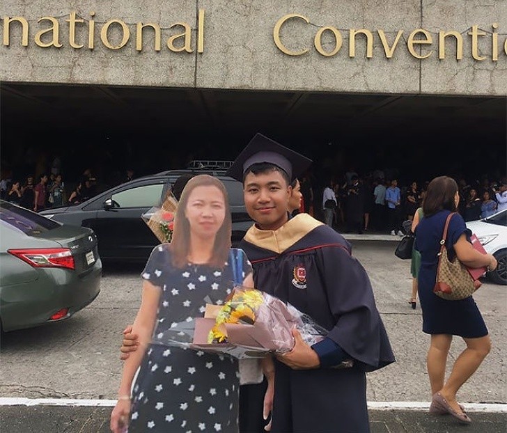 La madre murió de pulmonitis el año anterior y el hijo en la ceremonia de la graduación la ha llevado con él en un cartón conmemorativo...¡conmovedor!