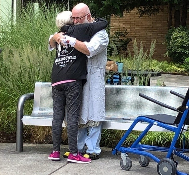 Une femme embrasse son mari à l'hôpital... le moment émouvant dans la cour nous a fait verser une larme