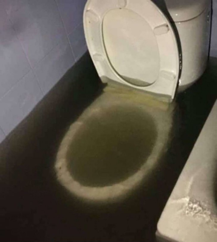 Es wurde eine alte Toilette gefunden, die dem transatlantischen Schiff Titanic gehörte...