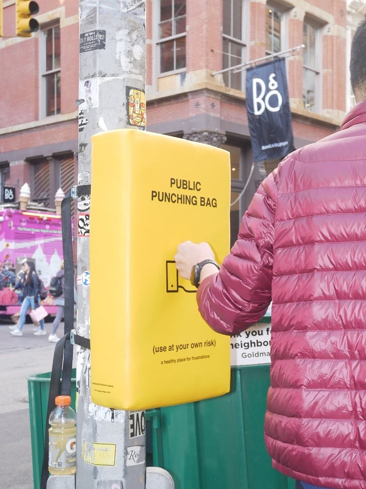 12. In New York können Sie mit diesen öffentlichen Boxsäcken Ihre Frustrationen auf der Straße auslassen...