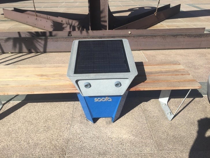 2. Un chargeur usb public alimenté par l'énergie solaire !

