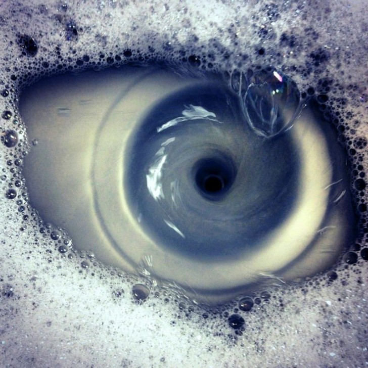 17. Il nostro cervello lo considera un occhio, ma in realtà è un vortice d'acqua in un lavandino