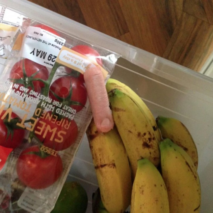 2. "Je suis allé chercher des fruits au frigo et j'ai trouvé ça dans le compartiment à légumes : j'ai cru que quelqu'un avait perdu un doigt ! En fait, c'était la saucisse du petit déjeuner !"