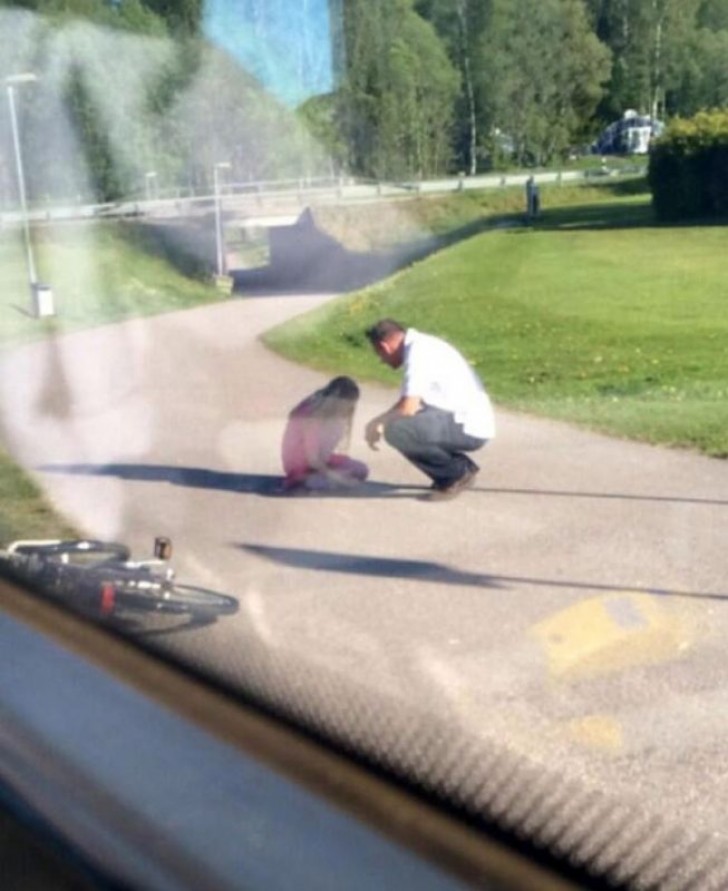 11. Der Busfahrer André Grandin machte seine übliche Tour, als er ein Mädchen am Straßenrand weinen sah. Anstatt weiterzufahren, hielt André den Bus voller Passagiere an und stieg aus, um sich um das Mädchen zu kümmern.