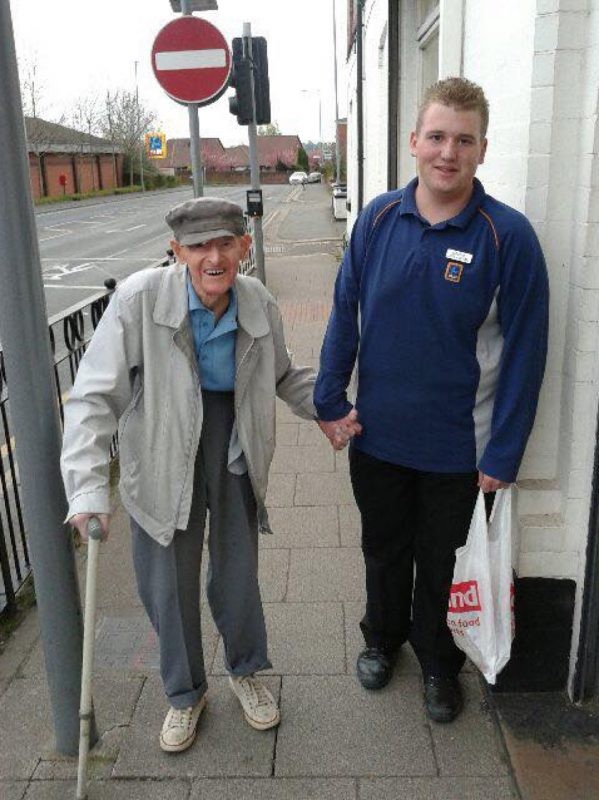 2. Rupert heeft Alzheimer en verdwaalde tijdens het winkelen met zijn familie. Een attente medewerker van de supermarkt zag hem en bracht hem terug naar zijn familie