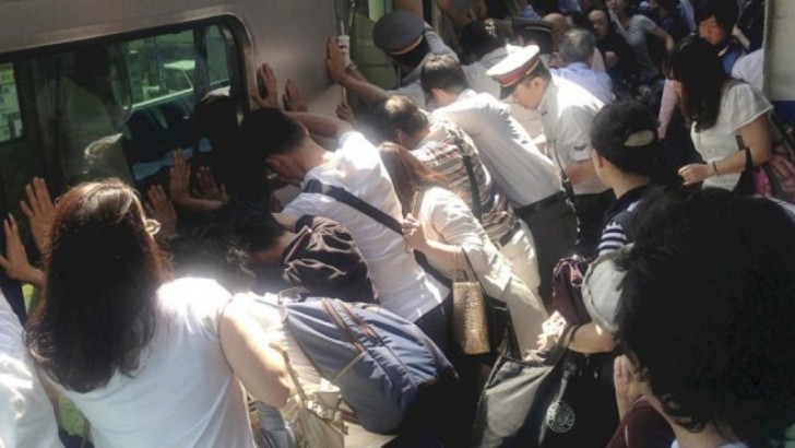 3. Passengers push a 32-ton train to save a woman who has fallen between the train and the platform. Thanks to the compassionate help of these people, the woman was recovered unharmed.