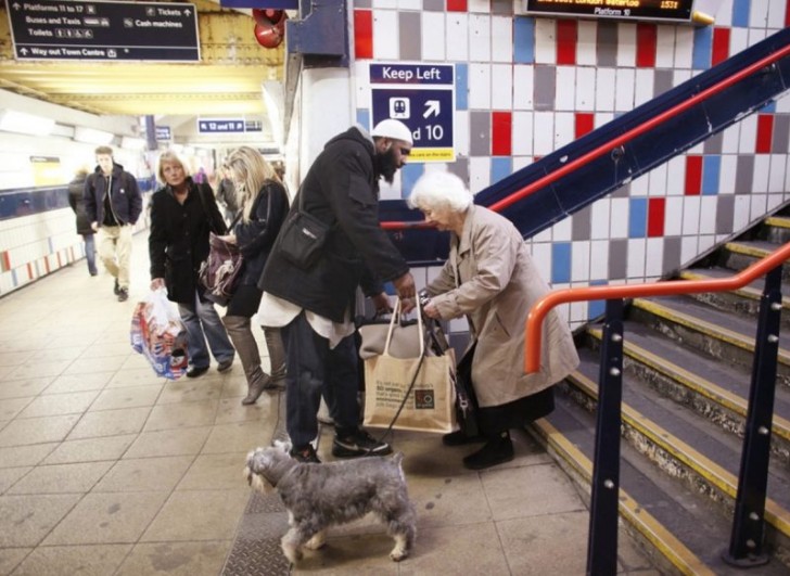 4. Un jeune homme aide une dame âgée à porter des sacs trop lourds.