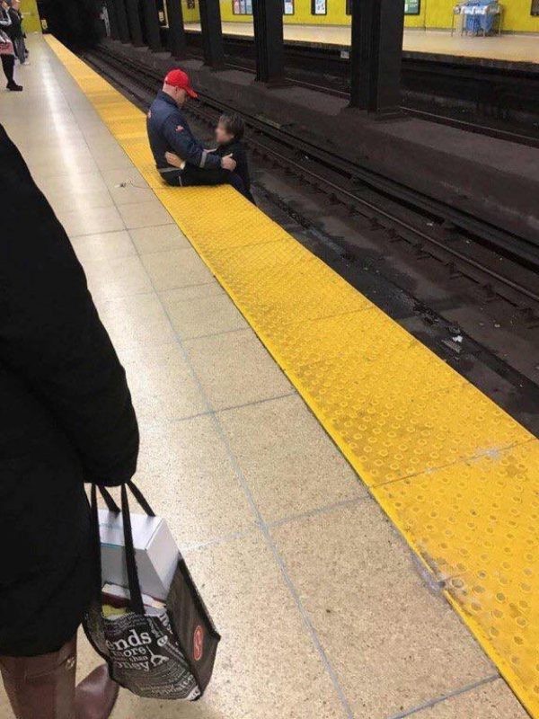 6. El 26 de Abril de 2017, un hombre ha bajado sobre las vías del tren en la metropolitana para quitarse la vida. Un empleado de la estación se ha precipitado hacia él inmediatamente y ha estado en grado de disuadirlo con palabras cautas de cometer aquel gesto. Se han intercambiado sus números de celulares y hoy son buenos amigos.