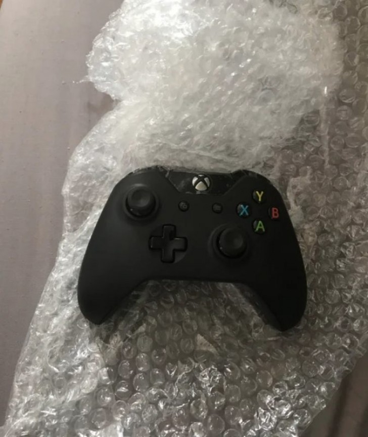 8. "Ich habe einem Online-Freund gesagt, dass ich das nächste Mal nicht spielen kann, weil mein Controller kaputt ist und ich mir keinen neuen leisten kann. Er fragte mich nach meiner Adresse und das hier habe ich heute per Post bekommen."