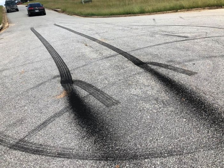 Le passage des pneus de voiture sur la glace du matin... on dirait un film en 3D !