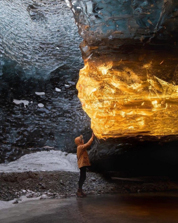 Es ist kein Bernstein in einer Höhle, sondern die Wirkung der Sonnenstrahlen auf einen riesigen Eisstalaktiten!