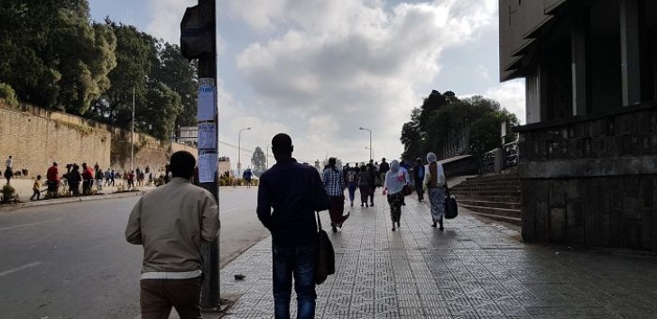 Schauen Sie sich die außergewöhnliche Wirkung dieser Stange auf der Straße an, die genau die Landschaft in zwei Teile zu teilen scheint!