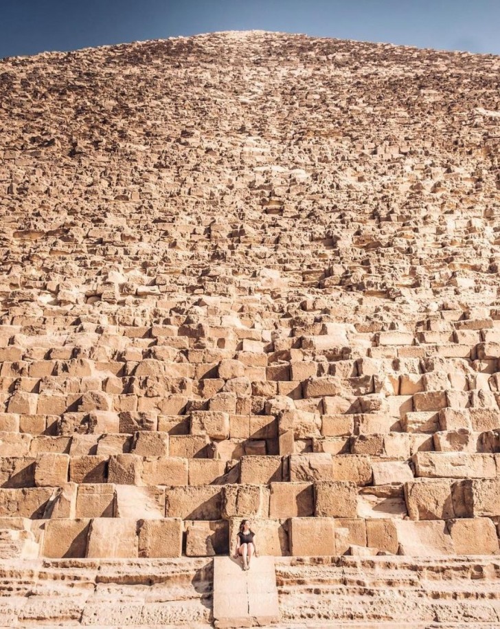 9. Sappiamo che le piramidi egizie sono grandi, ma quando ci si trova sotto, lasciano davvero impressionati!