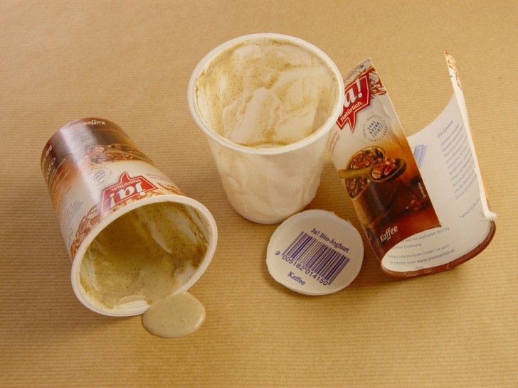 3. Prima di buttare la plastica, ad esempio un vasetto di yogurt, risciacqua il contenitore e assicurati di separare il coperchio di alluminio dal vasetto di plastica.